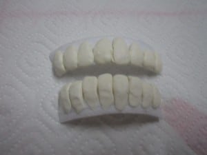 dientes-moldeados-y-plastico-pegados-disfracesmimo