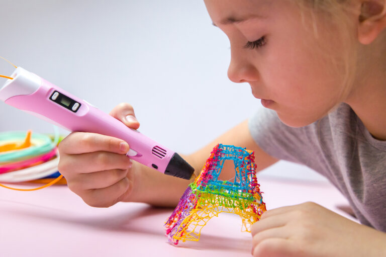 Descubre las ventajas de los bolígrafos 3D, una herramienta creativa y educativa perfecta para todos. Aprende a elegir el mejor modelo y libera tu imaginación en tres dimensiones.