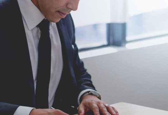 Guía práctica para decorar un despacho laboralista en Madrid o Barcelona: privacidad, comodidad y confianza, evitando errores comunes y mejorando la experiencia.