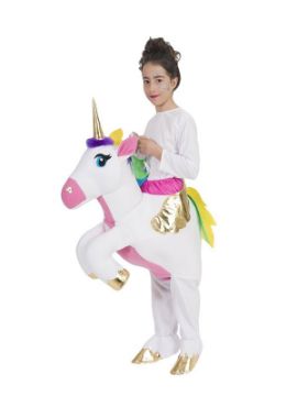 disfraz de jinete montando a hombros de unicornio niña