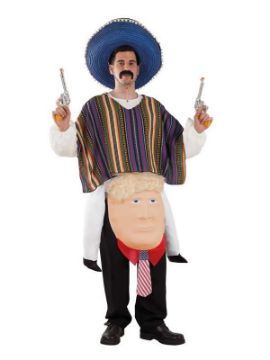 disfraz de mexicano a hombros de trump hombre